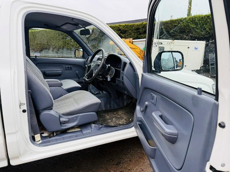 TOYOTA HILUX 2WD PICK UP*C/W REAR TARP*VIDEO*