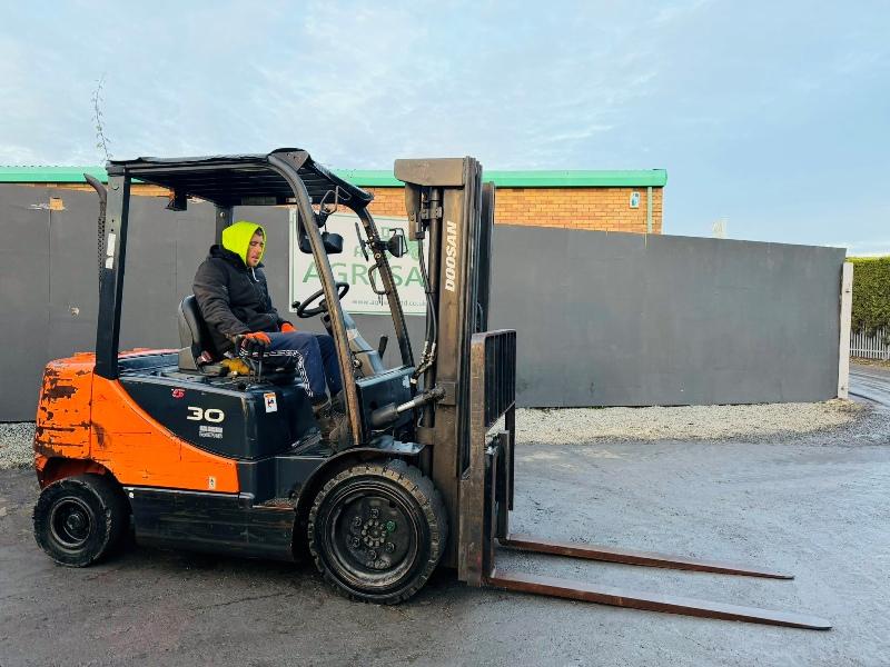 DOOSAN D30S-5 FORKLIFT*YEAR 2011*C/W PALLET TINES*VIDEO*