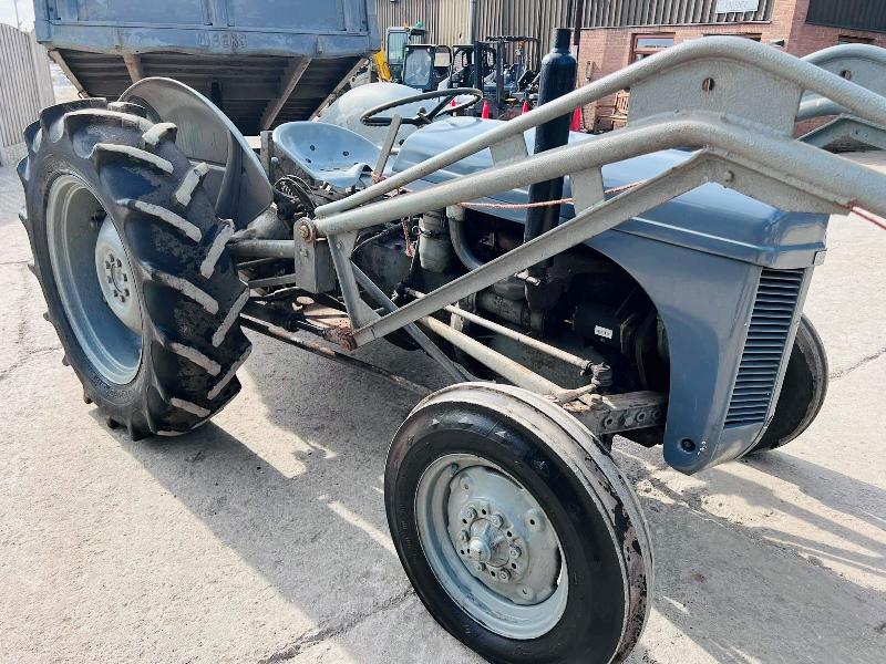 GREY FERGUSON DIESEL 2WD TRACTOR C/W LOADER, BUCKET, FOLKS & TRAILER *VIDEO*