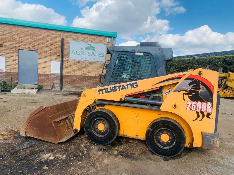 MUSTANG 2600R SKIDSTEER*C/W BUCKET*YEAR 2014*VIDEO*