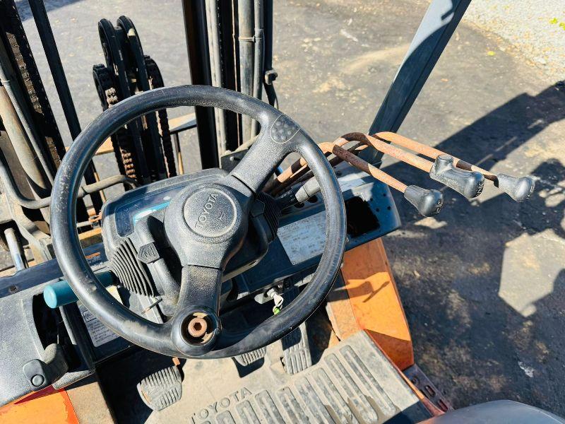 TOYOTA 42-7FGF25 CONTAINER SPEC FORKLIFT*C/W PALLET TINES*VIDEO*