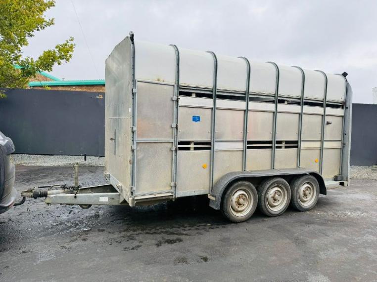IFOR WILLIAMS TRI AXLE 14FT X 7FT CATTLE TRAILER*C/W 2 PARTITIONS*VIDEO*