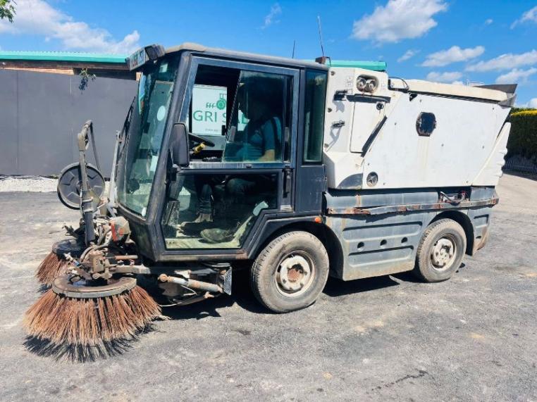 SCHMIDT COMPACT 200 COMPACT SWEEPER*YEAR 2011*VIDEO*