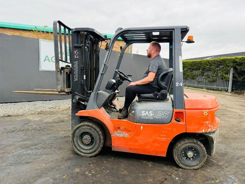 TOYOTA 62-7FDF25 CONTAINER SPEC FORKLIFT*C/W PALLET TINES*VIDEO*