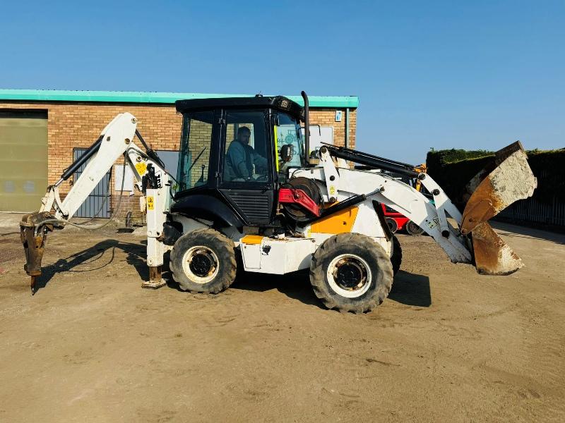 JCB 2CX 4WD BACKHOE DIGGER * C/W THREE IN ONE BUCKET & PECKER*VIDEO*