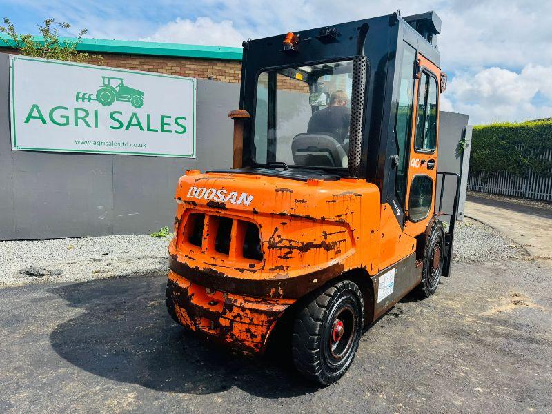 DOOSAN D40SC-5 FORKLIFT*C/W PALLET TINES*YEAR 2012*VIDEO*
