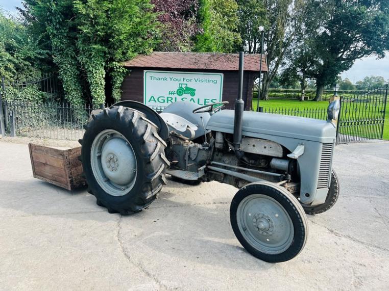 GREY FERGUSON 2WD TRACTOR C/W REAR BACK BOX *VIDEO*