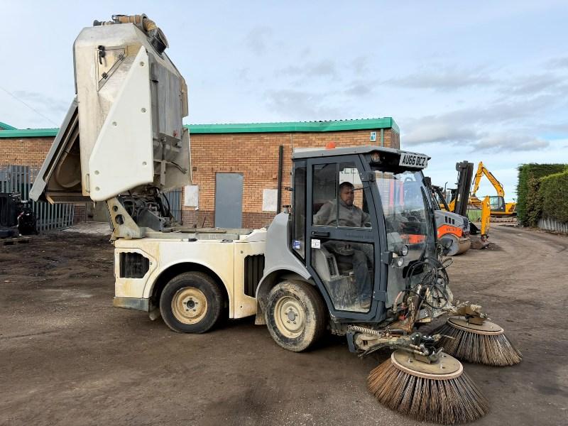 HAKO BEHAELTER ARTICULATED ROAD SWEEPER*YEAR 2016*VIDEO*