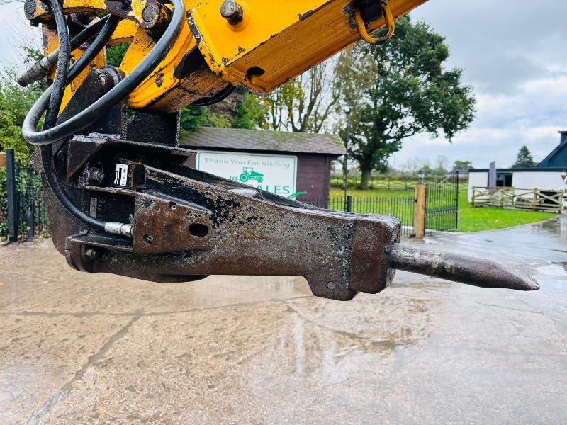 JCB 2CX 4WD STREET MASTER *YEAR 2011, 2461 HOURS* C/W HYDRAULIC BREAKER *VIDEO*