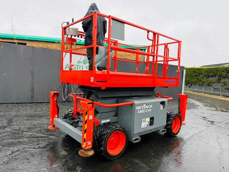 SKYJACK SJ6832RT SCISSOR LIFT*C/W SUPPORT LEGS*YEAR 2011*VIDEO*