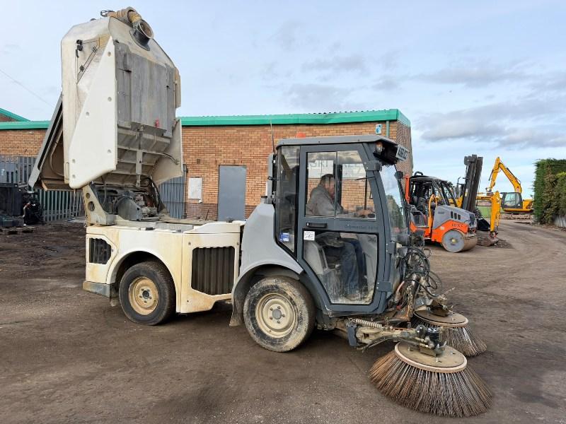HAKO BEHAELTER ARTICULATED ROAD SWEEPER*YEAR 2016*VIDEO*