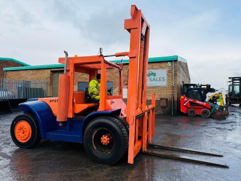 HYSTER 2 STAGE MASTED FORKLIFT*C/W DUEL WHEELS*VIDEO*