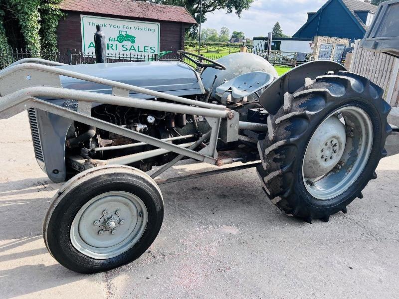 GREY FERGUSON DIESEL 2WD TRACTOR C/W LOADER, BUCKET, FOLKS & TRAILER *VIDEO*