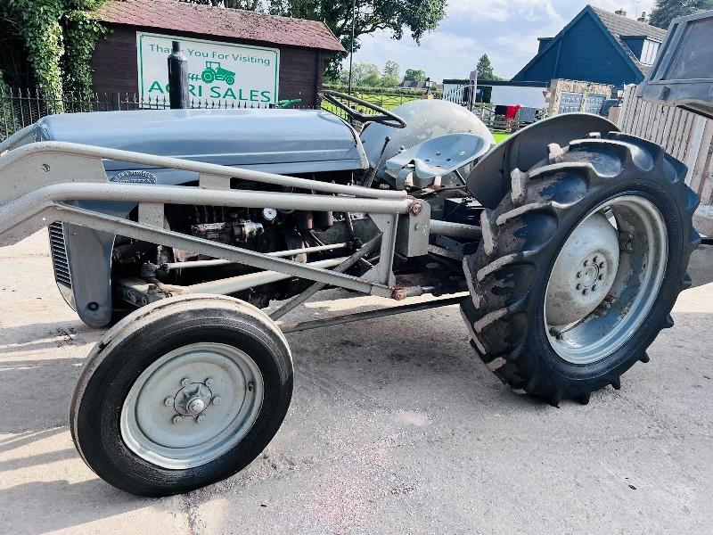 GREY FERGUSON DIESEL 2WD TRACTOR C/W LOADER, BUCKET, FOLKS & TRAILER *VIDEO*