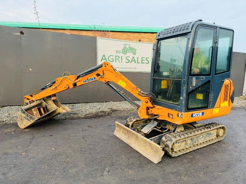 HANIX H22B EXCAVATOR*829 HOURS*C/W 4 EXTRA BUCKETS*VIDEO*