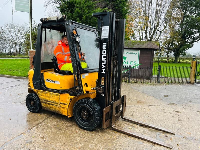HYUNDIA HDF25-5 CONTAINER SPEC FORKLIFT C/W 3 STAGE MAST *VIDEO*