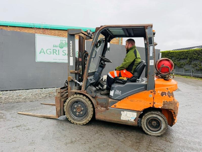 DOOSAN G25P-7 FORKLIFT*C/W FORK POSITIONER*YEAR 2019*VIDEO*