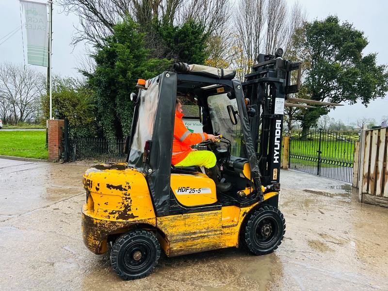 HYUNDIA HDF25-5 CONTAINER SPEC FORKLIFT C/W 3 STAGE MAST *VIDEO*