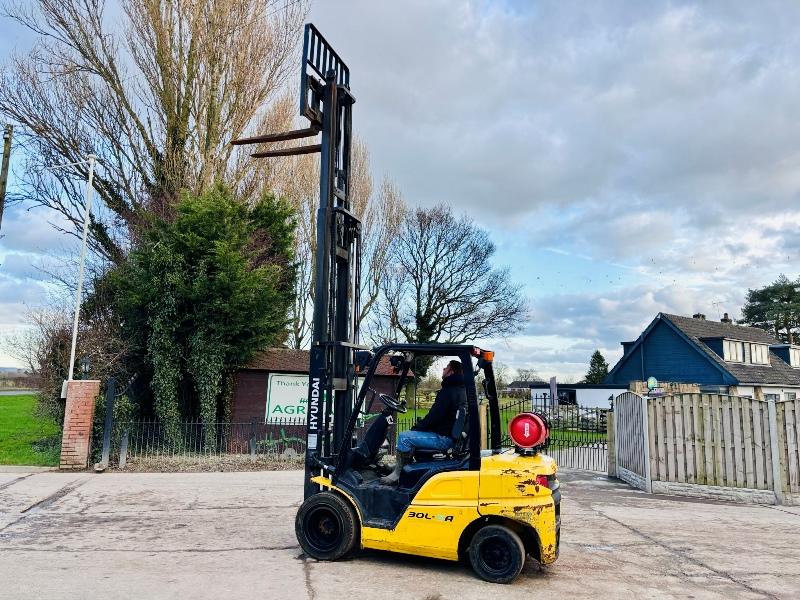 HYUNDAI 30L-9A CONTAINER SPEC FORKLIFT *YEAR 2017, 2956 HOURS* C/W SIDE SHIFT *VIDEO*