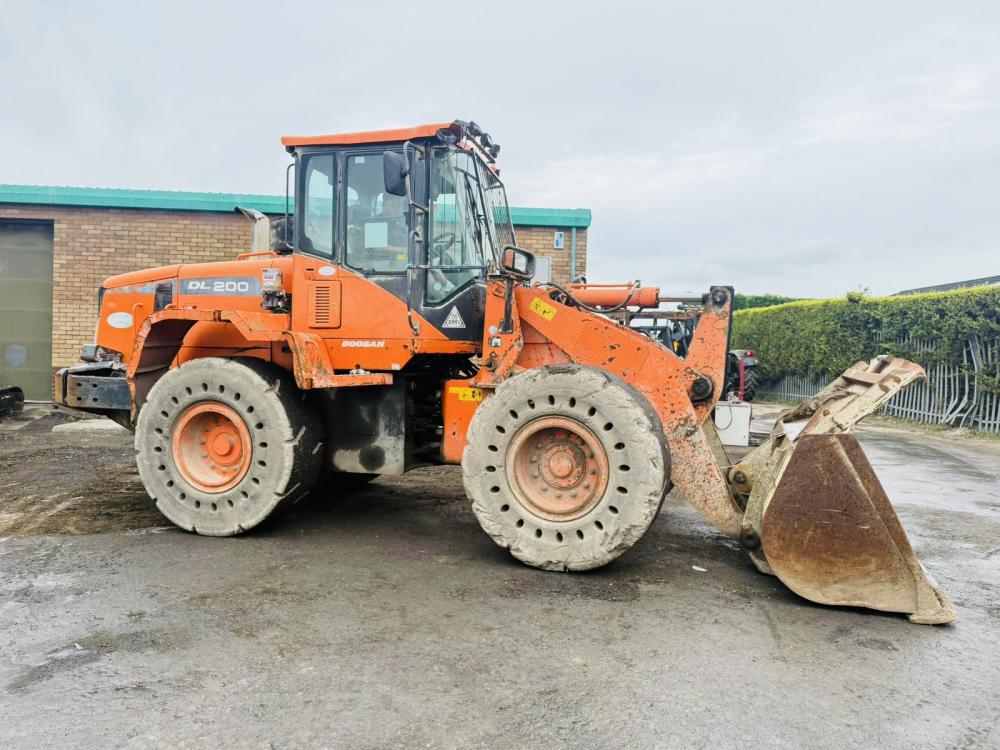DOOSAN DL200-3 LOADING SHOVEL* C/W BUCKET*YEAR 2015*VIDEO*