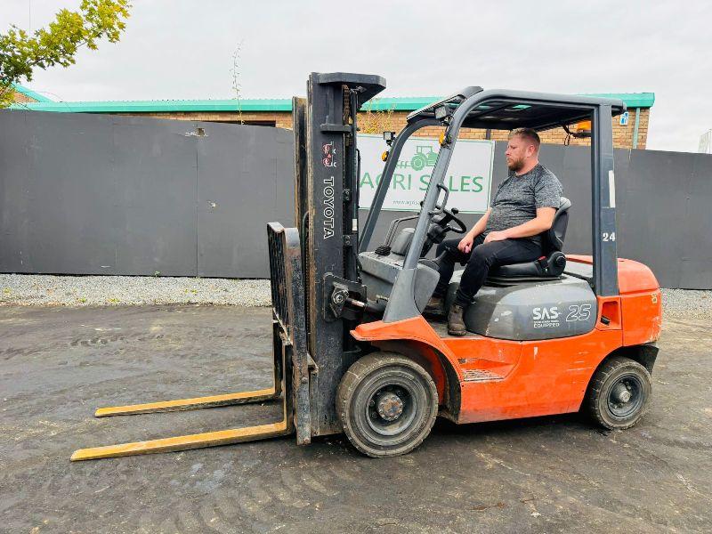 TOYOTA 62-7FDF25 CONTAINER SPEC FORKLIFT*C/W PALLET TINES*VIDEO*