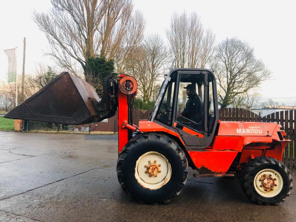 MANITOU M426.CP 4WD MASTED FORKLIFT C/W BUCKET AND PALLET TINES
