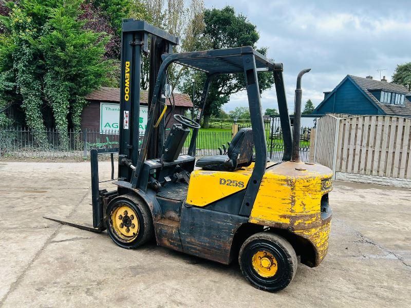 DAEWOO D25S-3 DIESEL FORK LIFT C/W SIDE SHIFT *VIDEO*