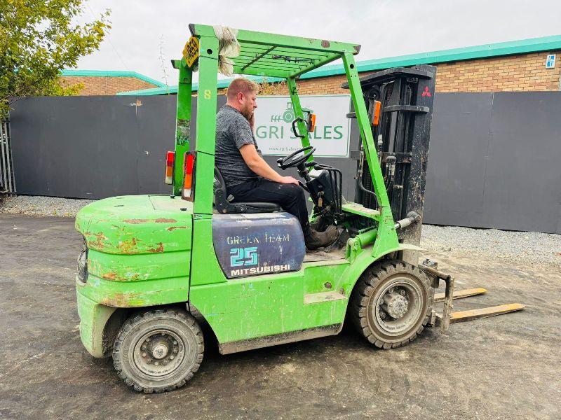 MITSUBISHI FD25 CONTAINER SPEC FOKRLIFT*C/W PALLET TINES*VIDEO*