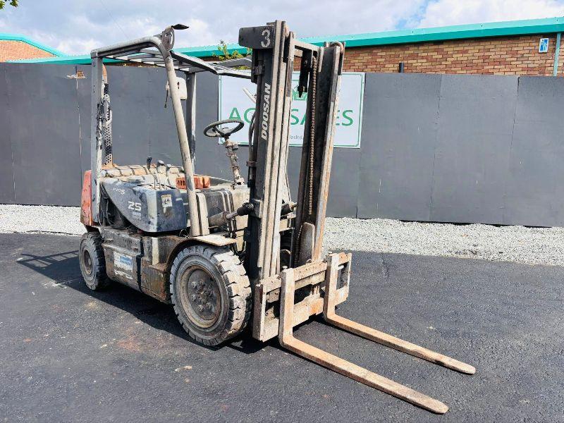 DOOSAN D25S-5 2 STAGE MAST FORKLIFT*YEAR 2012*SPARES AND REPAIRS*VIDEO*
