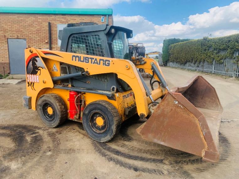 MUSTANG 2600R SKIDSTEER*C/W BUCKET*YEAR 2014*VIDEO*