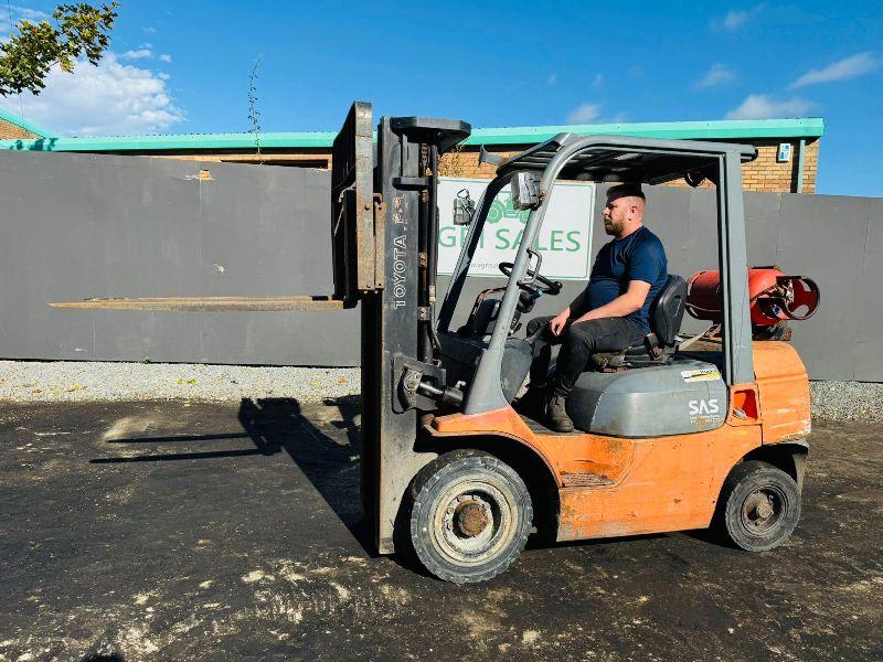 TOYOTA 42-7FGF25 CONTAINER SPEC FORKLIFT*C/W PALLET TINES*VIDEO*