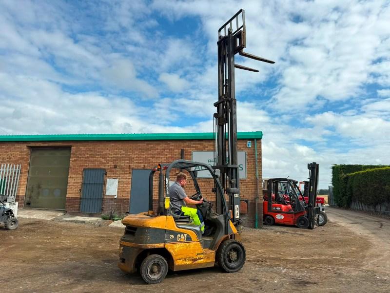 CATERPILLAR DP25N FORKLIFT*C/W PALLET TINES*VIDEO*