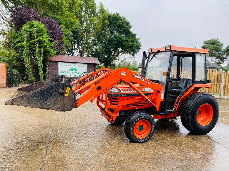 KUBOTA L3250 4WD TRACTOR C/W KUBOTA LA681 FRONT LOADER AND 3 IN 1 BUCKET