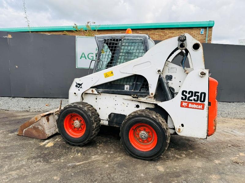 BOBCAT S250 HI-LIFT SKIDSTEER*C/W BUCKET*VIDEO*