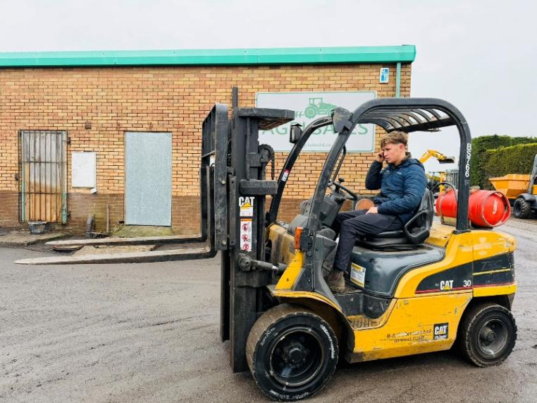 CATERPILLAR GP30N CONTAINER SPEC FORKLIFT*C/W PALLET TINES*VIDEO*