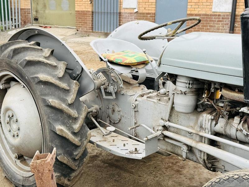GREY FERGUSON 2WD TRACTOR*C/W ATTACHMENTS*VIDEO*