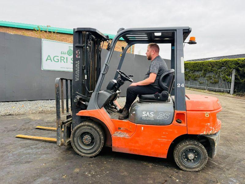 TOYOTA 62-7FDF25 CONTAINER SPEC FORKLIFT*C/W PALLET TINES*VIDEO*