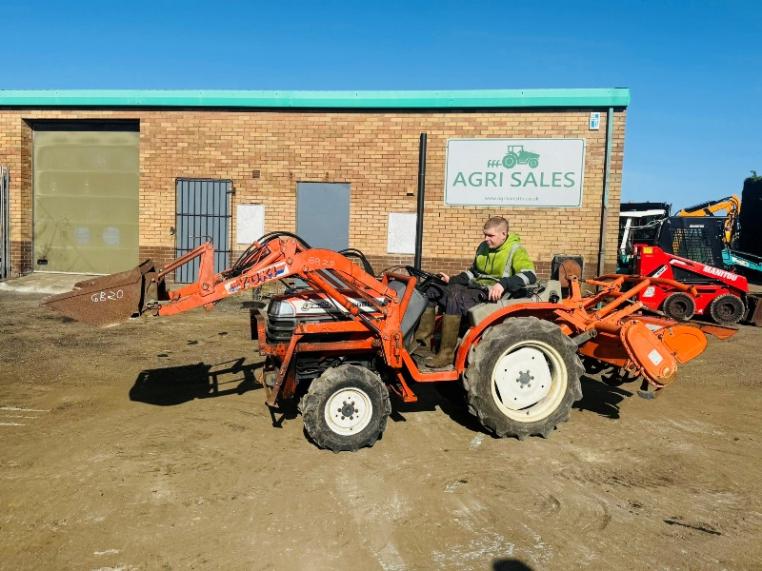 KUBOTA GB20 4WD COMPACT TRACTOR*C/W FRONT LOADER & ROTOVATOR*