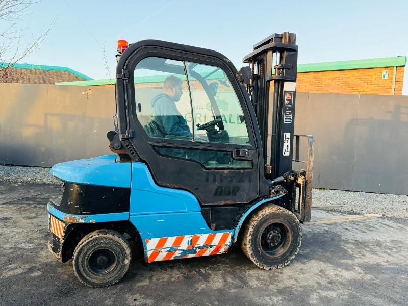 CATERPILLAR DP30N FORKLIFT*C/W PALLET TINES*VIDEO*