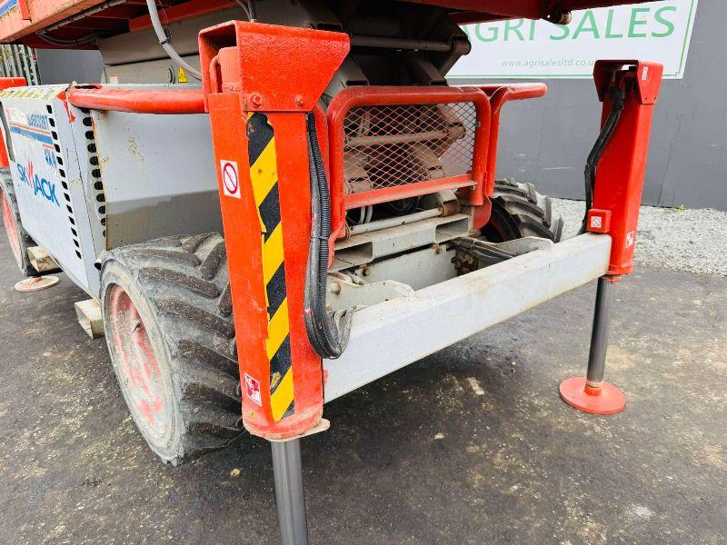 SKYJACK SJ 6832RT 4X4 SCISSOR LIFT*C/W HYDRAULIC SUPPORT LEGS*YEAR 2011*VIDEO*