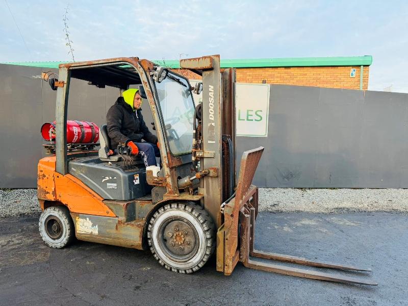 DOOSAN G25P-7 FORKLIFT*C/W FORK POSITIONER*YEAR 2019*VIDEO*