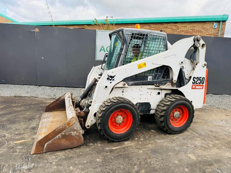 BOBCAT S250 HI-LIFT SKIDSTEER*C/W BUCKET*VIDEO*