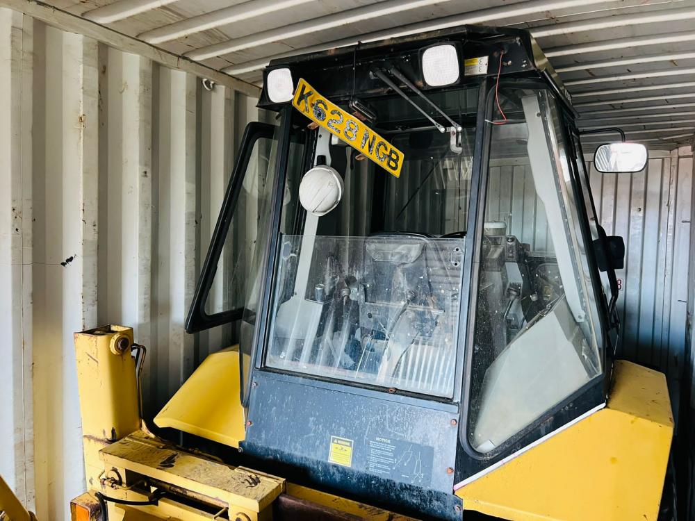 JCB 3CX BACKHOE & CATERPILLAR 428B BACKHOE BEEN LOADED INTO CONTAINER *24/05/2022* 