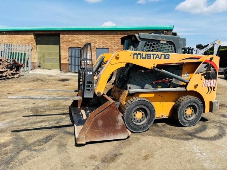 MUSTANG 2600R SKIDSTEER*C/W BUCKET & TINES*YEAR 2014*VIDEO*