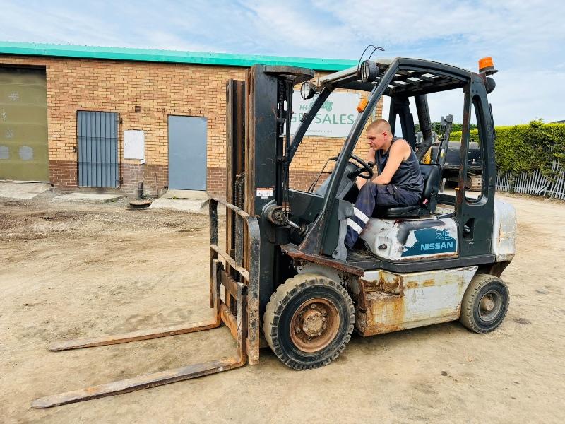NISSAN FD02A25Q FORKLIFT*C/W PALLET TINES*VIDEO*