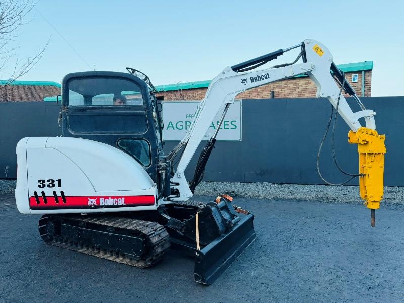 BOBCAT 331 EXCAVATOR*C/W HYDRAULIC HAMMER*404 HOURS*VIDEO*