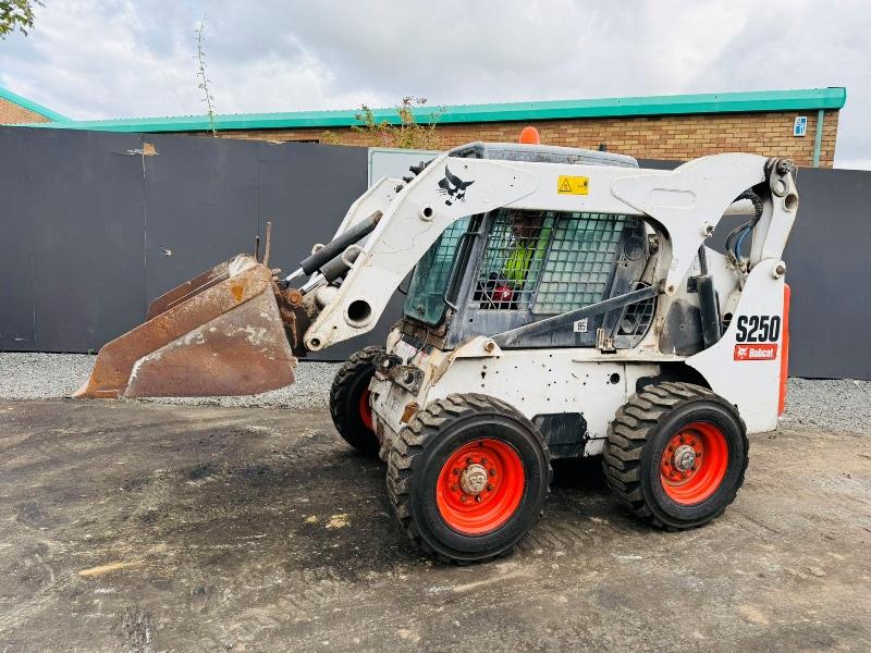BOBCAT S250 HI-LIFT SKIDSTEER*C/W BUCKET*VIDEO*