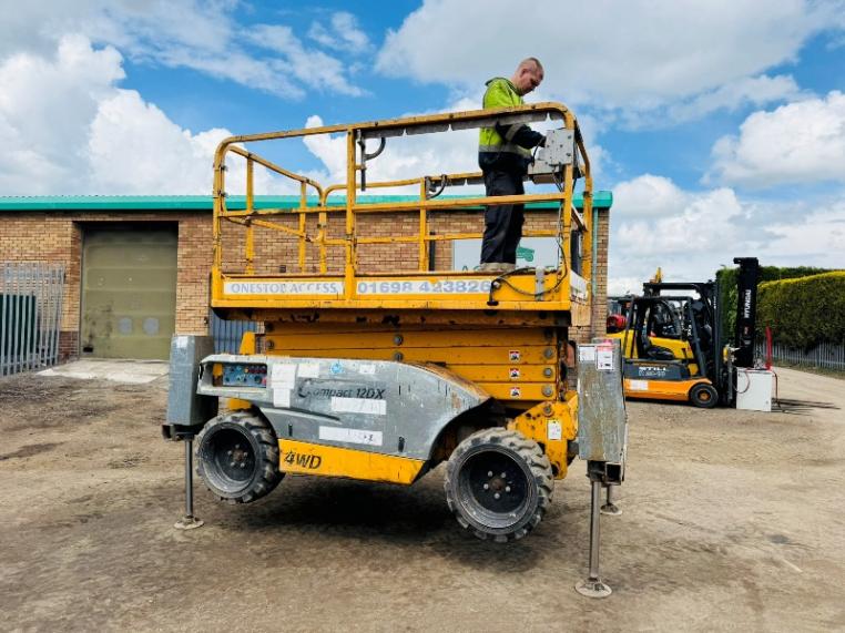 HAULOTTE COMPACT 12DX SCISSOR LIFT*YEAR 2015*2268 HOURS*VIDEO*