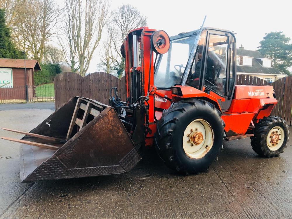 MANITOU M426.CP 4WD MASTED FORKLIFT C/W BUCKET AND PALLET TINES