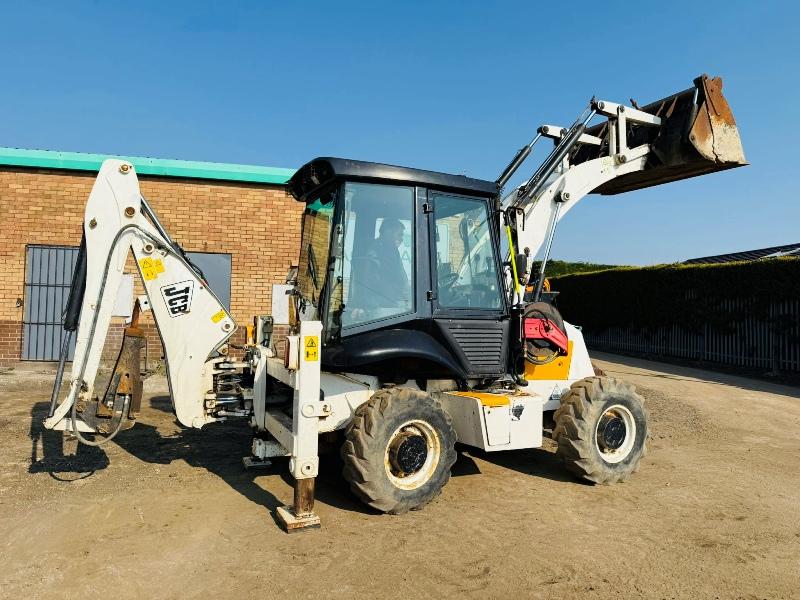 JCB 2CX 4WD BACKHOE DIGGER * C/W THREE IN ONE BUCKET & PECKER*VIDEO*